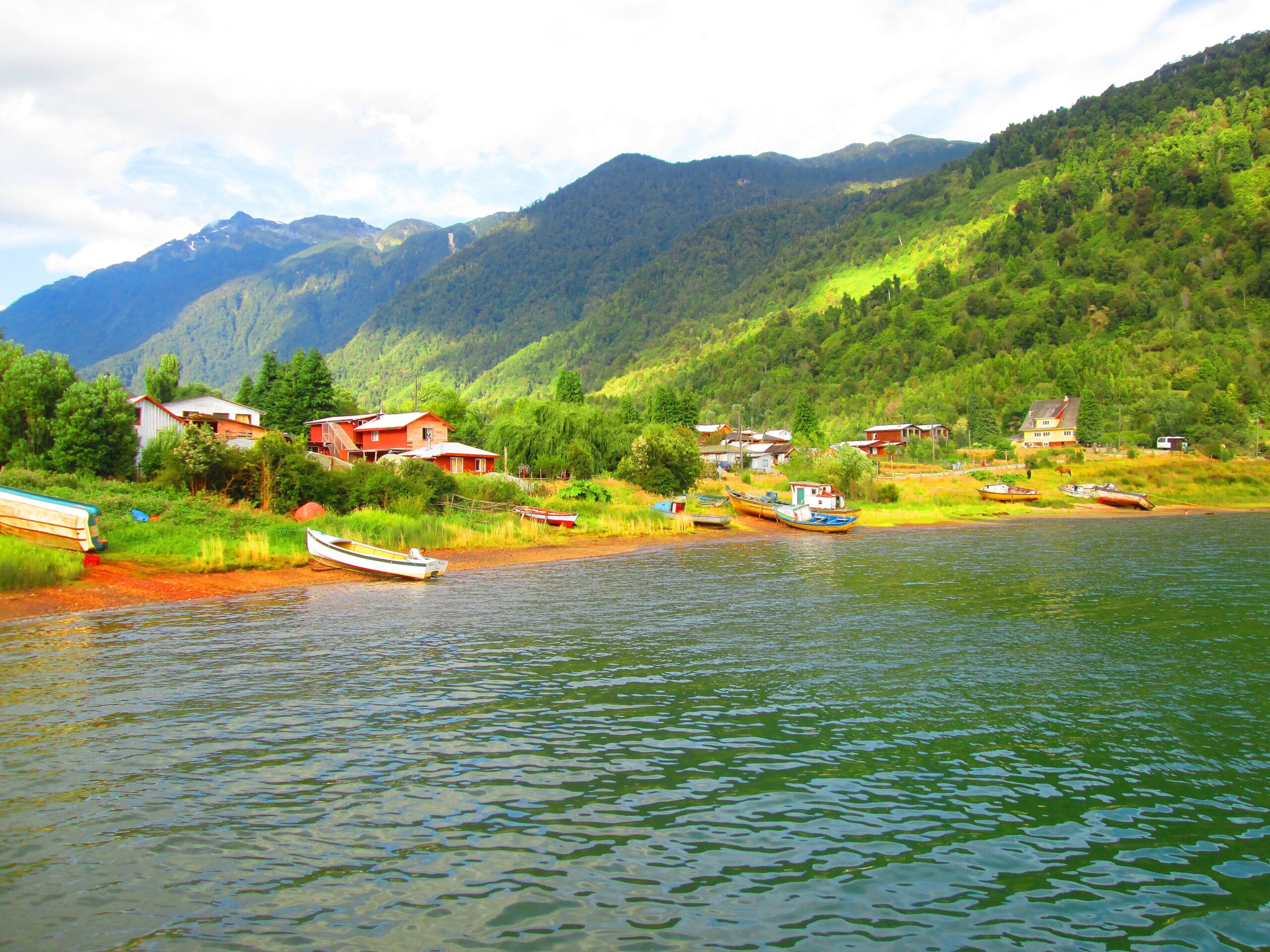 Houses and boats along the Puyuhuapi channel